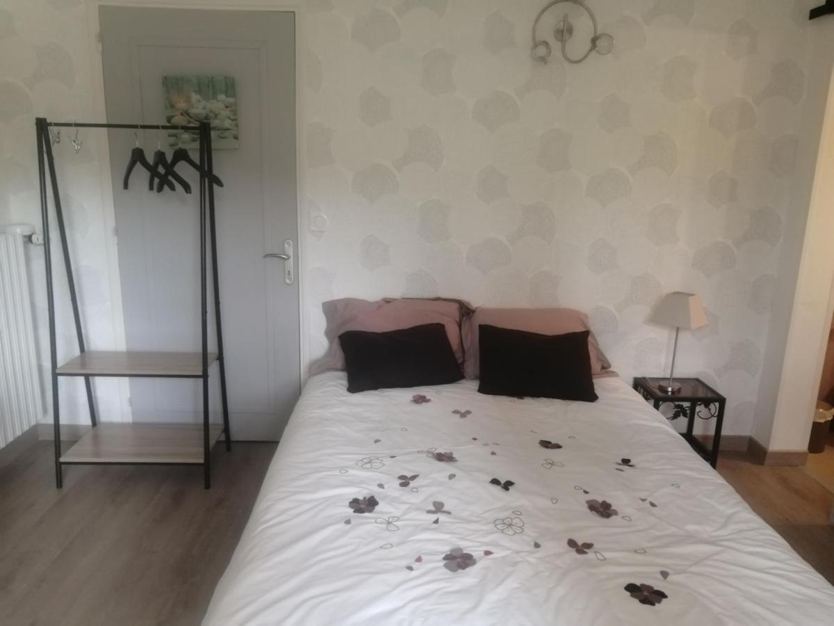 Le Petit Nid Hotell Égletons Exteriör bild